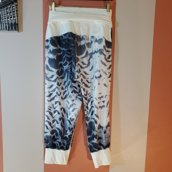 Lululemon Women's Dance To Yoga Crop Pant - Picture 7 of 8